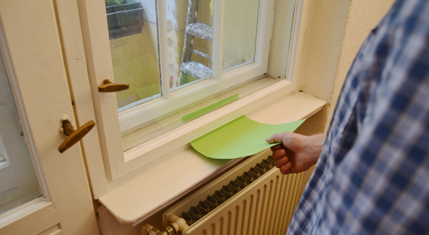 Mit Hilfe eines Papiers können Sie erkennen, ob Ihre Fenster dicht oder undicht sind.